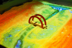 kuweta z piaskiem oraz drewniany zabawkowy most