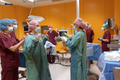 chirurdzy ubierający się do operacji