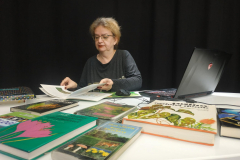 prof. Ilona Żeber-Dzikowska podczas przygotowań do  nagrania wykładu