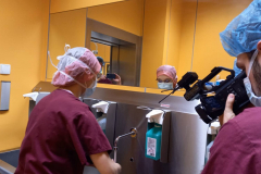 chirurdzy myjący się do operacji