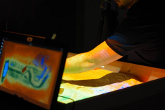 laptop i kuweta z piaskiem