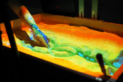 kuweta z piaskiem oraz ręka prowadzącego