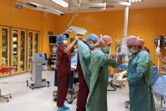 lekarze ubierający się do operacji