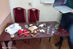 Stół na, którym znajdują się artykuły spożywcze