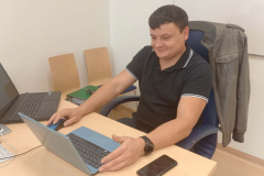 Asystent wykładowcy Krzysztof Kwaśniewski podczas zajęć