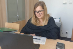 Asystentka  wykładowcy Dominika Czarnota-Zdybicka podczas zajęć