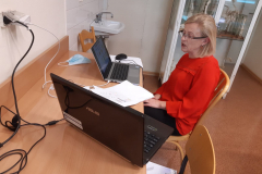 Dr Elżbieta Buchcic podczas prowadzenia  zajęć