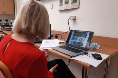 Dr Elżbieta Buchcic podczas prowadzenia zdalnych  zajęć