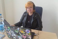 Asystentka wykładowcy Małgorzat Pietrzykowska  podczas zajęć