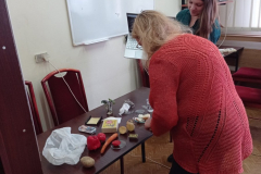 Prof. UJK dr hab. Ilona Żeber-Dzikowska podczas prowadzenia zajęć