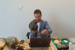 mgr Michał  Poros prezentujący szkielet wyginiętego gatunków