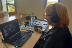 Asystentka wykładowcy Małgorzata Pietrzykowska podczas zajęć zdalnych
