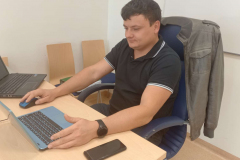 Asystent wykładowcy Krzysztof Kwaśniewski podczas zajęć zdalnych