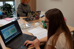 Asystentki wykładowcy Klaudia Ciołak i Małgorzata Pietrzykowska podczas zajęć