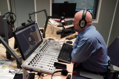 Mgr Arkadiusz Miller podczas prowadzenia zajęć dla dzieci ze studia nagrań