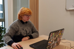 Asystentka wykładowcy Małgorzata Pietrzykowska podczas zajęć