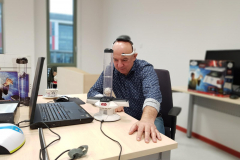 Piotr Sołkiewicz prezentujący urządzenie sterowane umysłem