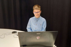 chłopiec z laptopem