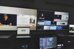 monitory w studiu UCM  na których widać chłopca podczas wystąpienia