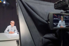 obiektyw kamery a w nim  chłopiec