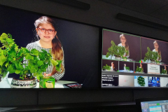 dziewczynka z roślinami,