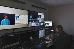 studio TV na monitorach chłopiec