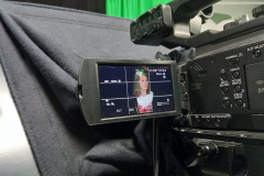 obiektyw kamery a w nim dziewczynka