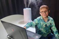 chłopiec z laptopem