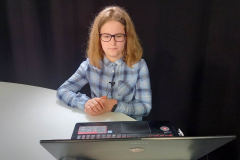 dziewczynka patrząca w laptop