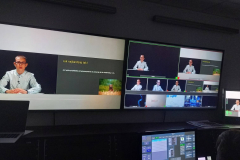 monitory w studiu UCM podczas nagrywania wystąpienia