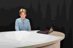 chłopiec siedzący za stołem