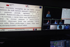 monitory w studiu UCM  wyświetlające prezentacje