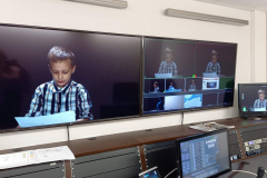 chłopiec podczas nagrania wystąpienia