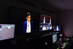 prof. dr hab. Agnieszka Gałuszka, prorektor ds. nauki na monitorach w studiu TV