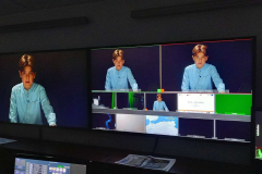 monitory w studiu UCM  wyświetlające prelegenta
