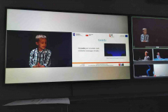 chłopiec podczas prezentacji