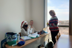 Asystenci wykładowcy mgr Małgorzata Pietrzykowska, mgr Klaudia Baran i mgr Piotr Raczyński