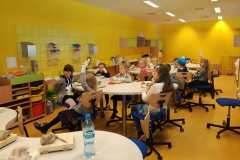 dzieci podczas zajęć w laboratorium