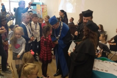 wręczenie indeksów przez dziekana Wydziału Pedagogicznego i Artystycznego