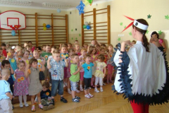Dzięczyna w stroju bociana i dzieci