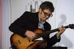 Dr Wojciech Lipiński grający na gitarze