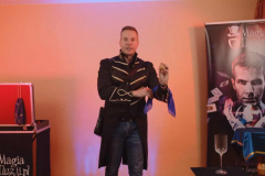 Magik Marcin Gogołowicz podczas pokazu naukowego