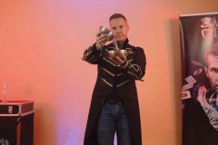 Magik Marcin Gogołowicz podczas pokazu