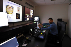 Inżynier studia podczas nagrania wykładu