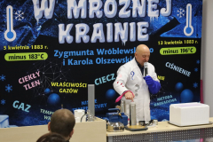 Pan Pytalski podczas wykonywania eksperymentu