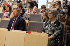 W pierwszym rzędzie kobieta i mężczyzna w kolejnych dzieci