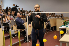 dr Gruszczyński prowadzący wykład