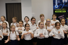 dziewczynki z chóru podczas wykonywania piosenki
