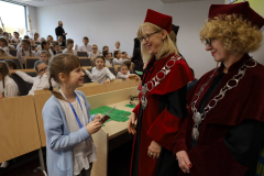 Pani Rektor i Pani Dziekan wręczające indeks