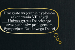 slajd z napisem uroczyste wręczenie dyplomów zakończenia VII edycji UD